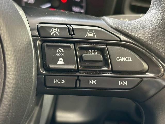【アダプティブクルーズコントロール】高速走行時に前方のお車を追従してくれるので、長距離ドライブの疲労は大きく軽減されます。