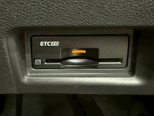 【ETC車載器】を装備しておりますので、ご納車直後からの遠距離ドライブも可能です。土日の利用料金の割引や、朝夕の通行料金を割引料金で高速道路をお楽しみいただけます。