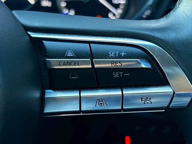 【アダプティブクルーズコントロール】高速走行時に前方のお車を追従してくれるので、長距離ドライブの疲労は大きく軽減されます。