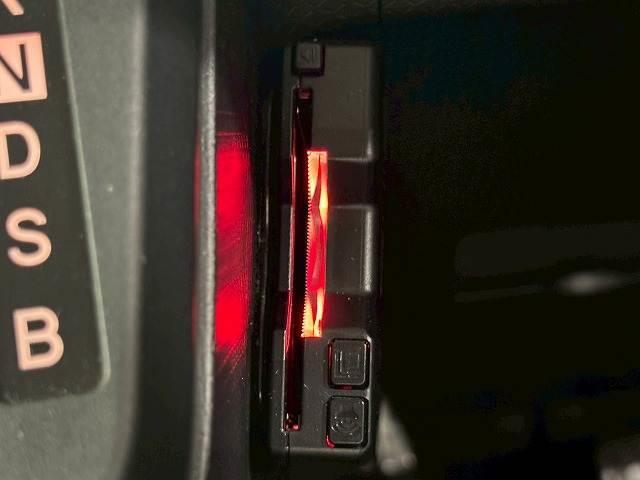 【ETC車載器】を装備しておりますので、ご納車直後からの遠距離ドライブも可能です。土日の利用料金の割引や、朝夕の通行料金を割引料金で高速道路をお楽しみいただけます。