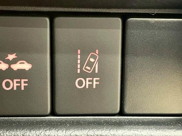 【レーンキープ】走行車線の逸脱を教えてくれる機能。走行時に、クルマが車線から外れていることをカメラが検知すると、ステアリングを微振動させてドライバーに警告します。