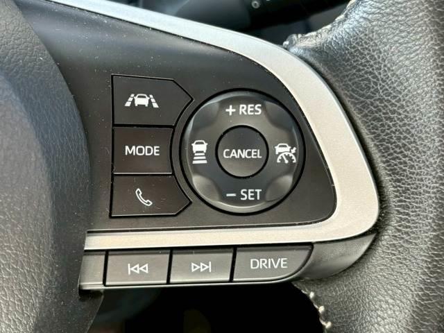 【レーダークルーズコントロール】装備車両です。レーダーやカメラを使って前を走るクルマの状況を検知して速度を調整してくれます。遠距離　ドライブの高速道路などでは大活躍で疲労軽減に役立ちます。