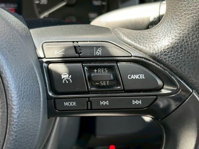【レーダークルーズコントロール】装備車両です。レーダーやカメラを使って前を走るクルマの状況を検知して速度を調整してくれます。遠距離　ドライブの高速道路などでは大活躍で疲労軽減に役立ちます