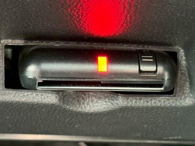 【ＥＴＣ車載器】を装備しておりますので、ご納車直後からの遠距離ドライブも可能です。土日の利用料金の割引や、朝夕の通行料金を割引料金で　高速道路をお楽しみいただけます