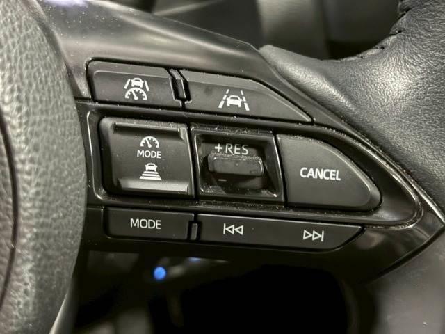 【アダプティブクルーズコントロール】高速走行時に前方のお車を追従してくれるので、長距離ドライブの疲労は大きく軽減されます。