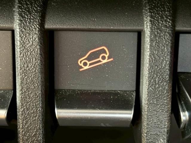 【ヒルディセントコントロール】スイッチひとつで降坂時の車速を低車速にキープ。安定走行をサポートすることで急な下り坂での不　安を解消します