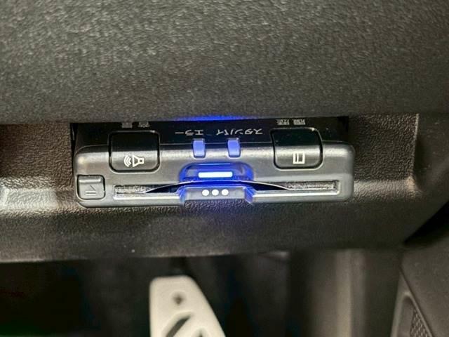 【ＥＴＣ車載器】を装備しておりますので、ご納車直後からの遠距離ドライブも可能です。土日の利用料金の割引や、朝夕の通行料金を割引料金で　高速道路をお楽しみいただけます。