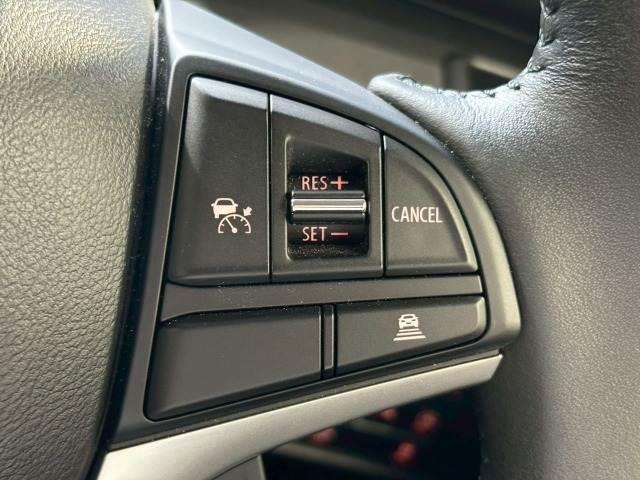 【レーダークルーズコントロール】装備車両です。レーダーやカメラを使って前を走るクルマの状況を検知して速度を調整してくれます。遠距離　ドライブの高速道路などでは大活躍で疲労軽減に役立ちます。