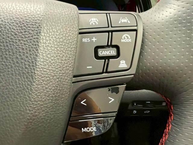 【アダプティブクルーズコントロール】高速走行時に前方のお車を追従してくれるので、長距離ドライブの疲労は大きく軽減されます。