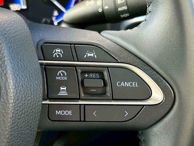 【アダプティブクルーズコントロール】高速走行時に前方のお車を追従してくれるので、長距離ドライブの疲労は大きく軽減されます。