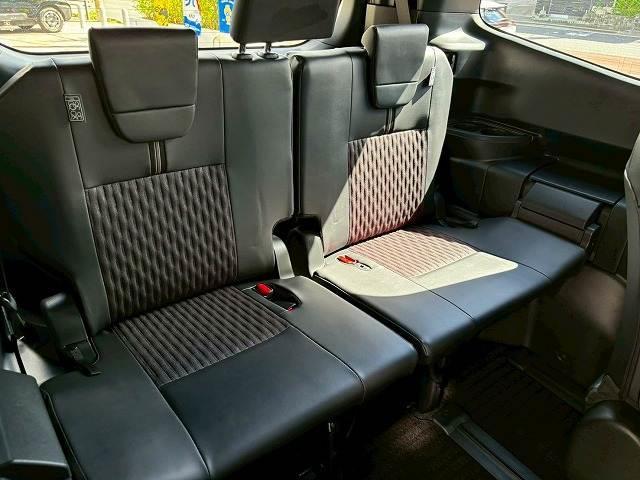 【サードシート】大人も座れる3列シート。畳めばフラットになりSUVでは希少な3列シートです。