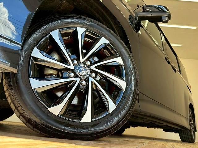 【純正アルミホイール】を装備しております。バランスのとれたアルミホイールは高速走行も安定性が高くなっております。