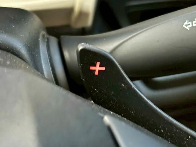 【パドルシフト】高速道路走行時など、エンジンブレーキを使用する際にはお手元で簡単にシフトダウン出来ます。