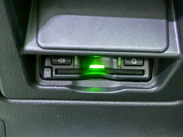 【ＥＴＣ車載器】を装備しておりますので、ご納車直後からの遠距離ドライブも可能です。土日の利用料金の割引や、朝夕の通行料金を割引料金で　高速道路をお楽しみいただけます。