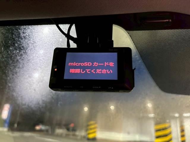 ドライブレコーダーを装備してます。万が一の事故や運転中のトラブルなど、映像が録画されているとひと安心な 必須装備ですね。