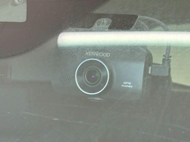 ドライブレコーダーを装備してます。万が一の事故や運転中のトラブルなど、映像が録画されているとひと安心な　必須装備ですね。