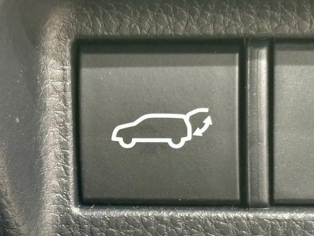 【電動リアゲート】ボタンひとつで大きなゲートも簡単に開閉可能です。高級車ならではの装備は嬉しいですね。
