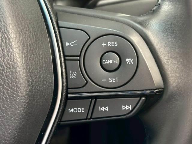 【レーダークルーズコントロール】装備車両です。レーダーやカメラを使って前を走るクルマの状況を検知して速度を調整してくれます。遠距離　ドライブの高速道路などでは大活躍で疲労軽減に役立ちます。