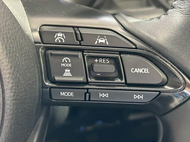 【アダプティブクルーズコントロール】高速走行時に前方のお車を追従してくれるので、長距離ドライブの疲労は大きく軽減されます。