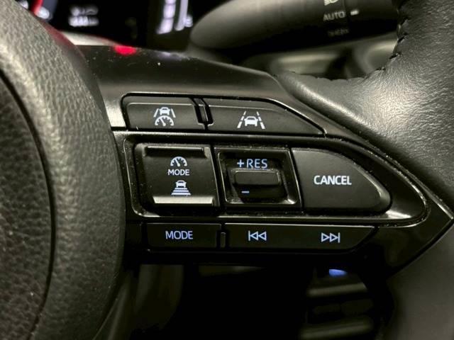 【アダプティブクルーズコントロール】高速走行時に前方のお車を追従してくれるので、長距離ドライブの疲労は大きく軽減されます。