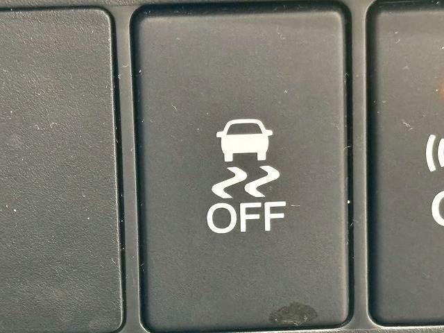 グレイス ハイブリッドLX クルーズコントロール 衝突軽減ブレーキ バックカメラ プッシュスタート Bluetooth スマートキー オートライト ドライブレコーダー ステアリングスイッチ ETC フォグライト CD/DVD再生(8枚目)