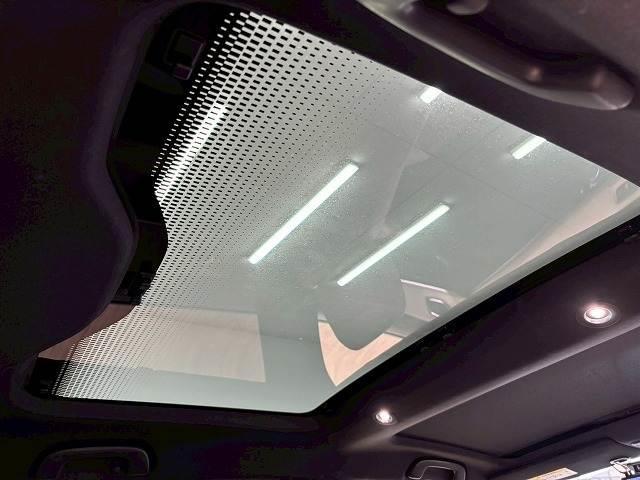 【パノラミックルーフ】サンルーフよりも開口部が広く、後席の頭の上まで開放的な空間がお楽しみいただけます。