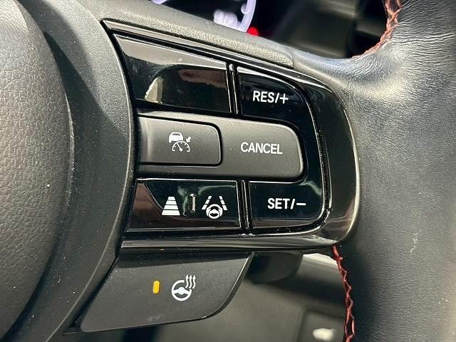 【アダプティブクルーズコントロール】高速走行時に前方のお車を追従してくれるので、長距離ドライブの疲労は大きく軽減されます。