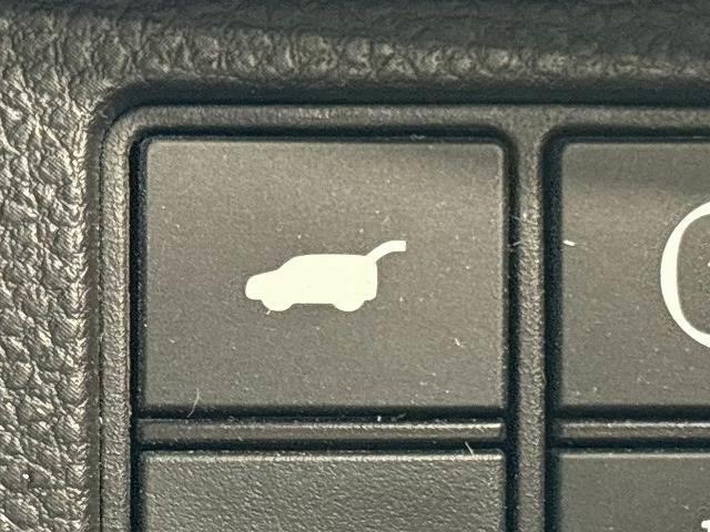 【電動リアゲート】ボタンひとつで大きなゲートも簡単に開閉可能です。高級車ならではの装備は嬉しいですね。