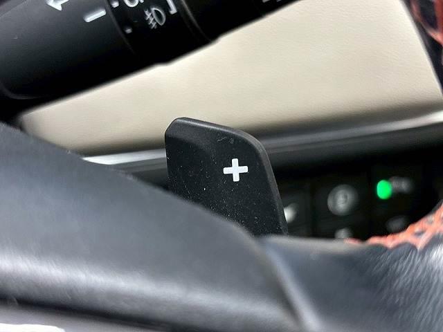 【パドルシフト】高速道路走行時など、エンジンブレーキを使用する際にはお手元で簡単にシフトダウン出来ます。