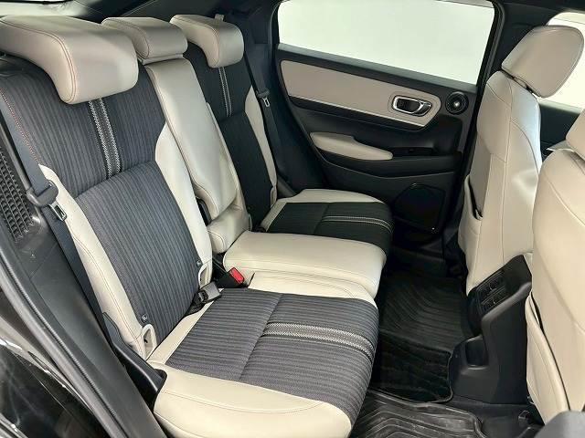 【リアシート】後部座席も気になるようなキズ・汚れやへたり等、大きなダメージはなく、良好な状態です。