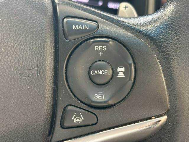 【アダプティブクルーズコントロール】高速走行時に前方のお車を追従してくれるので、長距離ドライブの疲労は大きく軽減されます。