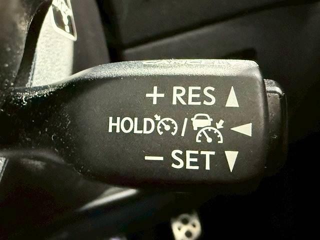 【アダプティブクルーズコントロール】高速走行時に前方のお車を追従してくれるので、長距離ドライブの疲労は大きく軽減されます。