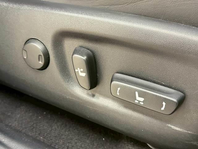 【パワーシート】細やかな調整ができ、体格を問わずベストポジションがとれ長距離ドライブも快適です。