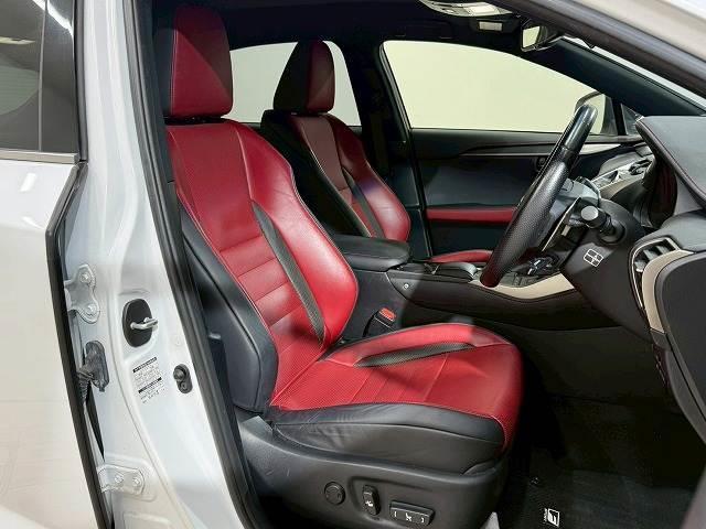 【フロントシート】破れ・へたりも少なく、ご覧の通りきれいな状態を維持しております。また、室内クリーニング・コーティングもご用命いただけます。