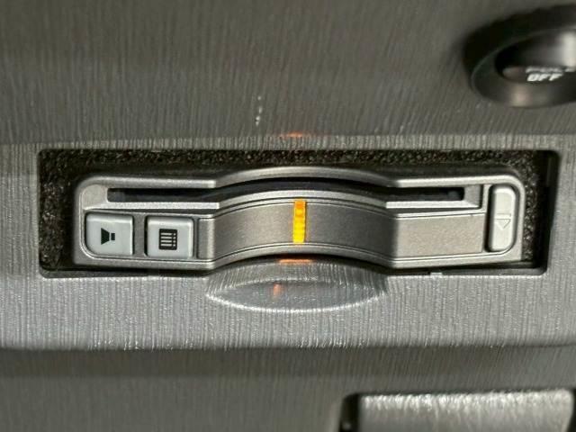 【ＥＴＣ車載器】を装備しておりますので、ご納車直後からの遠距離ドライブも可能です。土日の利用料金の割引や、朝夕の通行料金を割引料金で　高速道路をお楽しみいただけます。