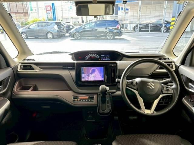 アイポイントも高く見渡しの良い視界を確保しています。長距離のドライブでも疲れにくく快適に運転できます。