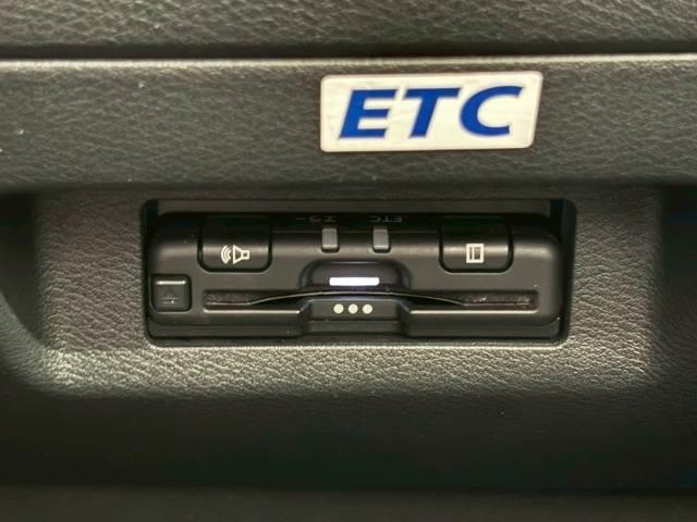 【ＥＴＣ車載器】を装備しておりますので、ご納車直後からの遠距離ドライブも可能です。土日の利用料金の割引や、朝夕の通行料金を割引料金で　高速道路をお楽しみいただけます。