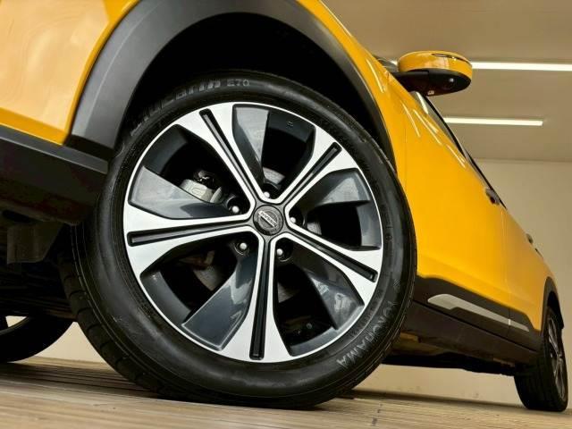 【純正アルミホイール】を装備しております。バランスのとれたアルミホイールは高速走行も安定性が高くなっております。