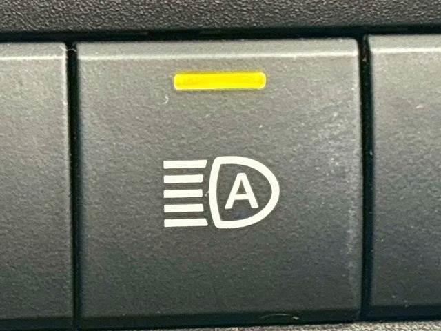 【オートマチックハイビーム】ハイビーム・ロービームをカメラで自動検知し自動で切り替えくれる便利な機能です。