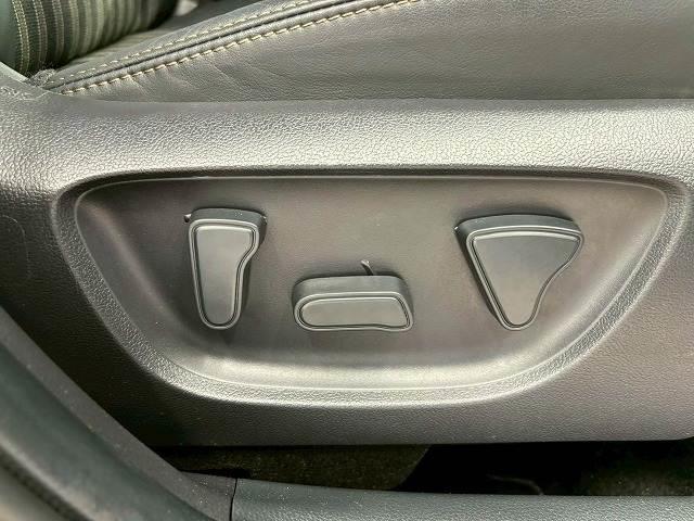 【パワーシート】細やかな調整ができ、体格を問わずベストポジションがとれ長距離ドライブも快適です。