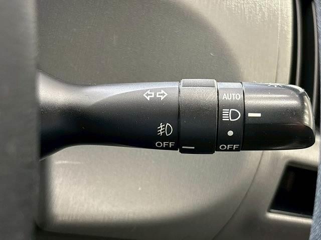 【オートライト】を搭載しております。トンネル走行時や暗くなると自動でヘッドライトが点灯します。