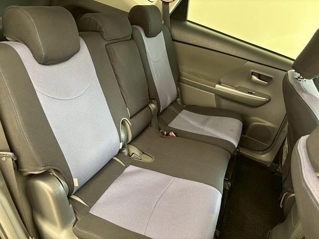 【リアシート】後部座席も気になるようなキズ・汚れやへたり等、大きなダメージはなく、良好な状態です。