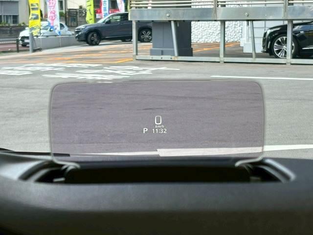 【ヘッドアップディスプレイ】を装備しております。スピードメーターやクルーズコントロールの作動状況が目線を落とさずに確認できます。