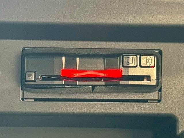 【ＥＴＣ車載器】を装備しておりますので、ご納車直後からの遠距離ドライブも可能です。土日の利用料金の割引や、朝夕の通行料金を割引料金で高速道路をお楽しみいただけます。