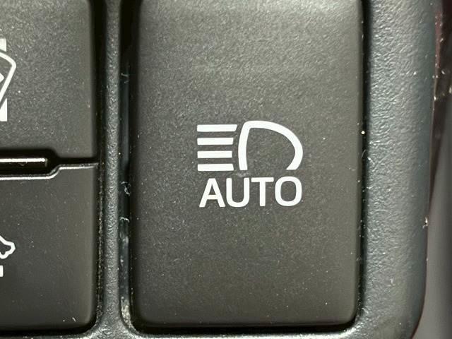 【オートマチックハイビーム】ハイビーム・ロービームをカメラで自動検知し自動で切り替えくれる便利な機能です。