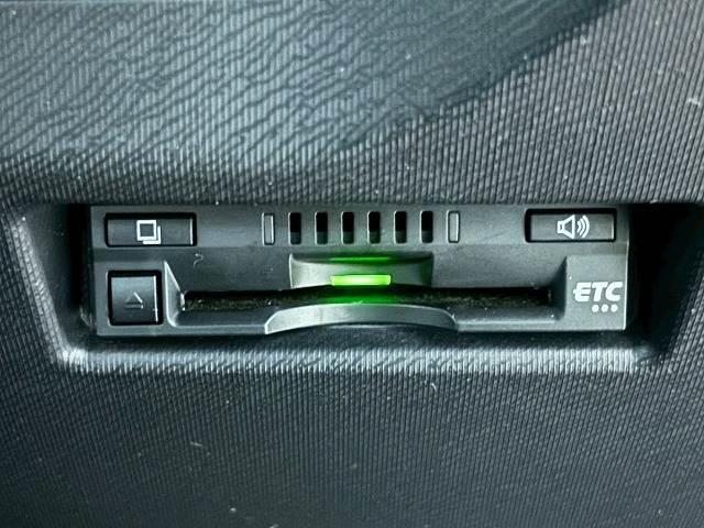 【ＥＴＣ車載器】を装備しておりますので、ご納車直後からの遠距離ドライブも可能です。土日の利用料金の割引や、朝夕の通行料金を割引料金で高速道路をお楽しみいただけます。