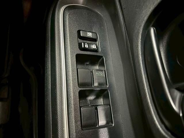 【電動格納ミラー】電動でミラーの格納・位置調整が出来ますので、細かくお好みの位置に調整可能です。