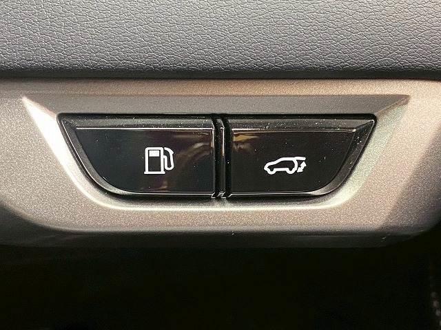 【電動リアゲート】ボタンひとつで大きなゲートも簡単に開閉可能です。背の高いＳＵＶならではの装備は嬉しいですね。