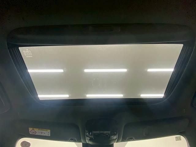 【サンルーフ】オプション設定の大型サンルーフを装備。車内も明るく開放的になり、人気のオプションです。また、買取査定にもプラスされますので乗り換え時にもセールスポイントになります！