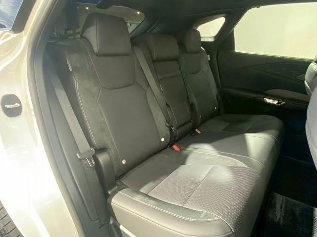 【リアシート】後部座席も気になるようなキズ・汚れやへたり等、大きなダメージはなく、良好な状態です。